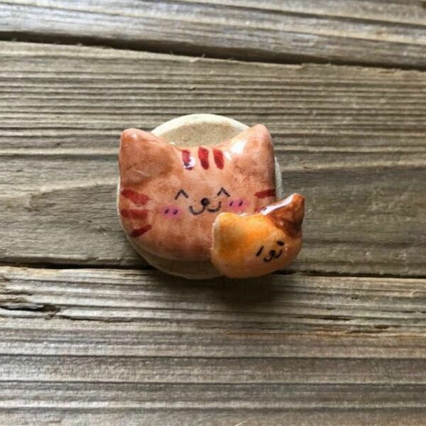 【ハンドメイド　猫ブローチ】猫の親子のブローチ　茶色猫