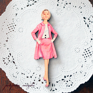ピンクのスーツの女性 フランス 製 木製ボタン アトリエ ボヌール ドゥ ジュール 雑貨 パタミン ボタン 刺繍 ハンドメイド 小物