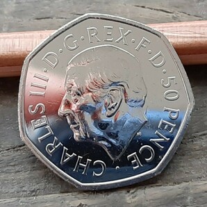Charles王 チャールズ3世 50ペンス 新デザインイギリス コイン英国2022年8g 27mm One uncirculated 50 pence coin from The Royal Mintの画像3
