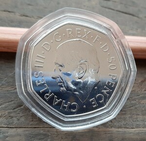 Charles王 チャールズ3世 50ペンス 新デザインイギリス コイン英国2022年8g 27mm One uncirculated 50 pence coin from The Royal Mint