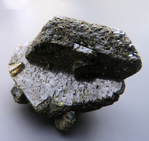 4257 外国産鉱物 鉱物標本 緑簾石 Epidote パキスタン産 瑞浪鉱物展示館