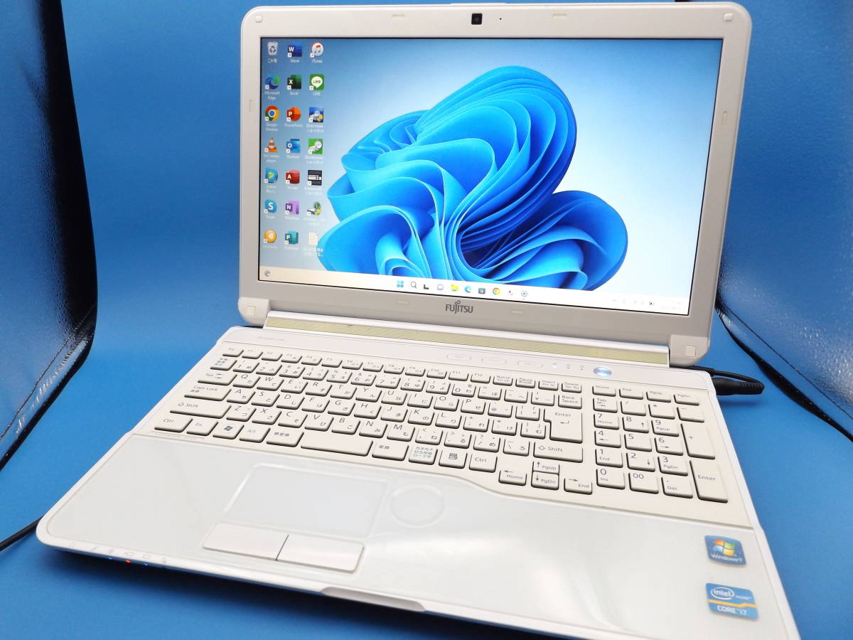 富士通/AH56G/光沢15インチ/高性能 i7/8G/新品SSD/カメラ-
