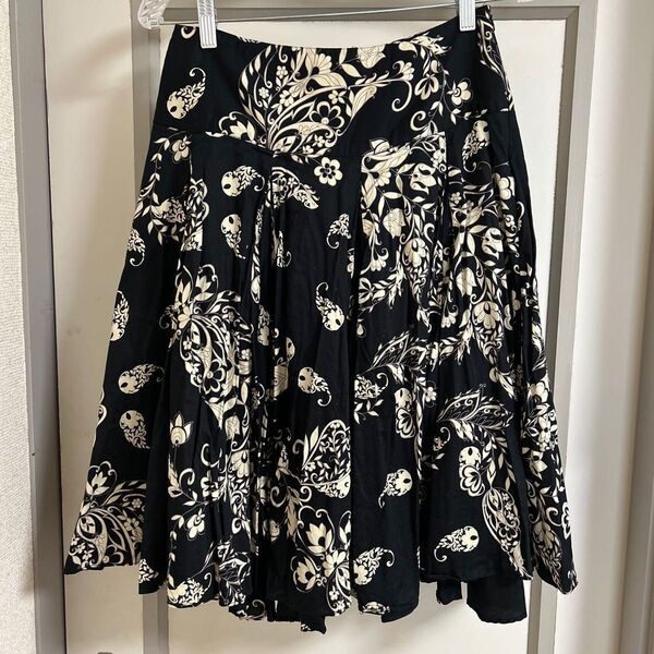 ZARA 黒系花柄フレアスカート レディースMあたり