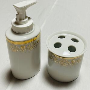 アメリカブランドAndrea by Sadekの新品未使用 金彩のソープディスペンサーと歯ブラシ立てのセット ディスペンサーボトル