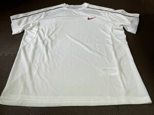 新品同様NIKE DRI-FIT Vライン白、ロゴ赤（刺繍）ライン黒、半袖ストレッチトップス　サイズL