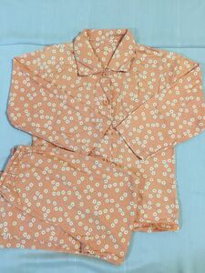 ★オレンジのお花のパジャマ★１３０センチ★美品