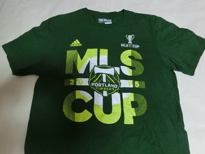 激レア USA購入【adidas】製 MLS メジャーリーグサッカー【PORTLAND TIMBERS】 【2015 MLS CUP】 プリント入りTシャツUS M 中古品