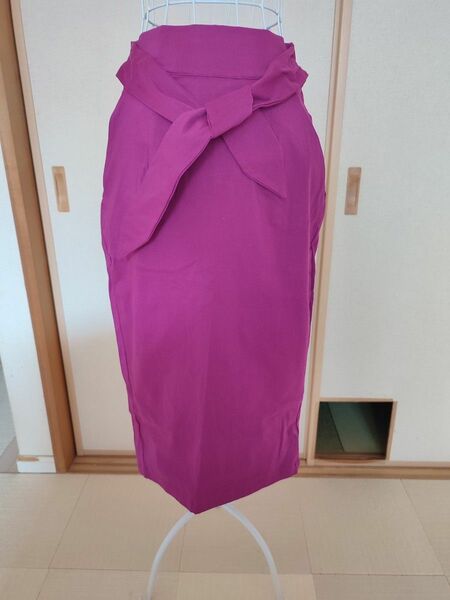 【美品】【スタイルが良い人に見える】【ラク伸び】ウエストリボン タイトスカート 大人っぽいパープル寄りのピンク Mサイズ
