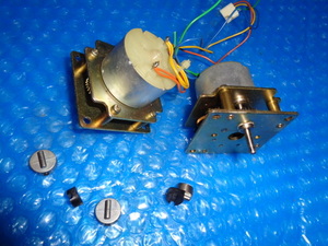 TS-940S：動作品無線機の分解部品：AT　ANT　TUNEのモーター2個と、小さな部品：ケンウッドHF最高級無線機：送料520円