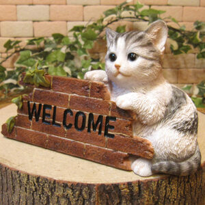 リアルな猫の置物　ウエルカムボード　キャット　ホワイト＆グレー　フィギュア　オブジェ　ガーデン　ベランダアート