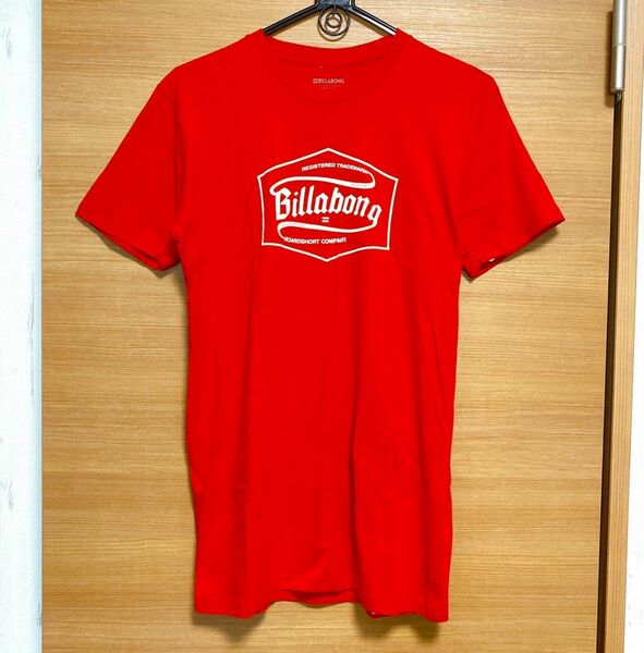 billabong ビラボン トップス Tシャツ カットソー メンズ 半袖 半袖Tシャツ 丸首 赤 ロゴ 新品 美品 タグ付 S