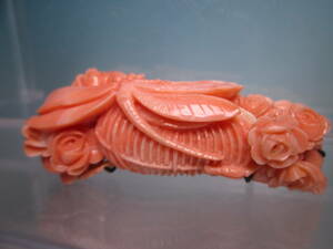 【江月】アンティーク・本珊瑚 蜻蛉と花籠に薔薇彫刻の帯留め 17,88g