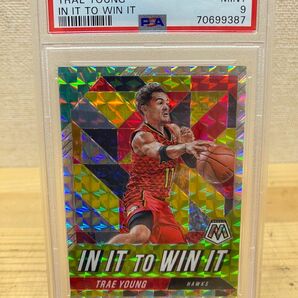 NBA カード　TRAE YOUNG Panini PRIZM mosaic PSA 9