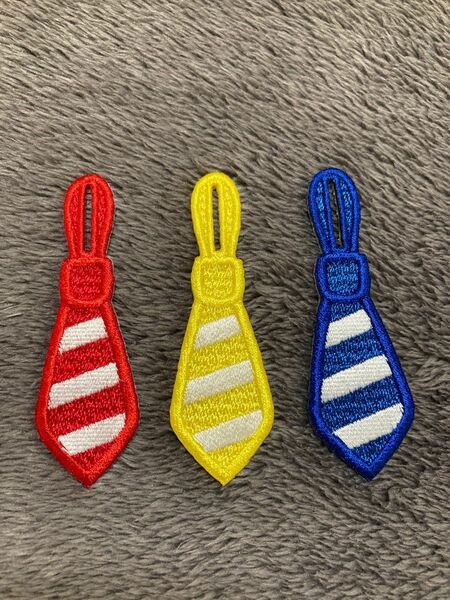 ネクタイ柄ボタンフック　赤１枚、黄１枚、青１枚
