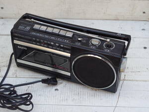 M9529 SANYO MR-A5 ラジカセ カセット聴けません 横29cm 高7cm 奥14cm ゆうパック80サイズ(0505)