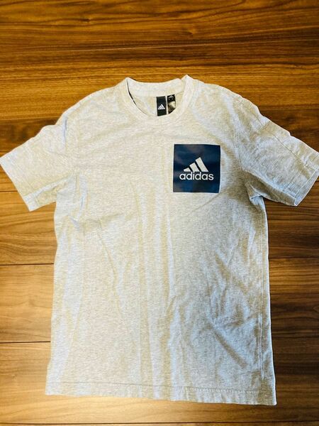 美品　Adidas 半袖Tシャツ　グレー