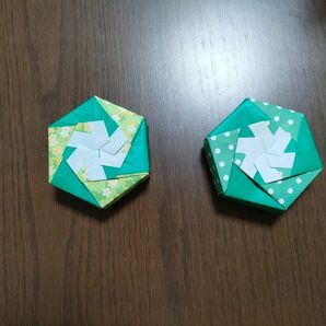 〈37〉折り紙の六角箱／　2個