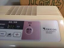 0515-2 ガスファンヒーター 都市ガス TOKYOGAS MA-A930KFH 1998年製 通電のみ確認済み 元箱付き_画像4