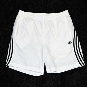 ★⑯★adidas★アディダス★三本ライン カッコいい白色　ゴム＆紐付きハーフパンツ薄手ショート短パンM●ウエスト90～１０５㎝ML/LL