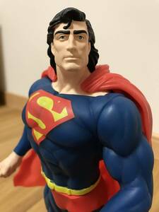  Superman. figure pedestal attaching 