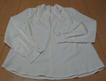 ★Pierrot ピエロ 長袖ブラウス カットソー 白 ★USED 美品 1度のみの着用 クリックポストにて発送_画像3