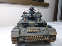 タミヤ1／３５　４号戦車F型戦車兵５体付完成品_画像2