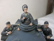 タミヤ1／３５　４号戦車F型戦車兵５体付完成品_画像6