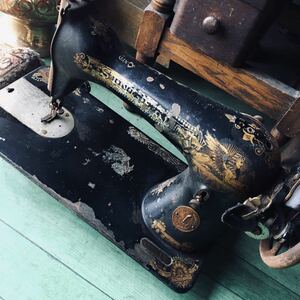  hot water cloth . antique Britain singer sewing machine 1910 year antique in dust real size H W D