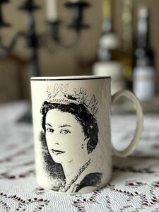 英国ヴィンテージ◆ウェッジウッド◆1977年　エリザベス女王シルバージュビリー　オーバーサイズマグカップ　by Lord SNOWDON