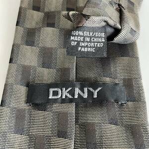 DKNY (ダナキャランニューヨーク) ダークブラウンスクエアネクタイ