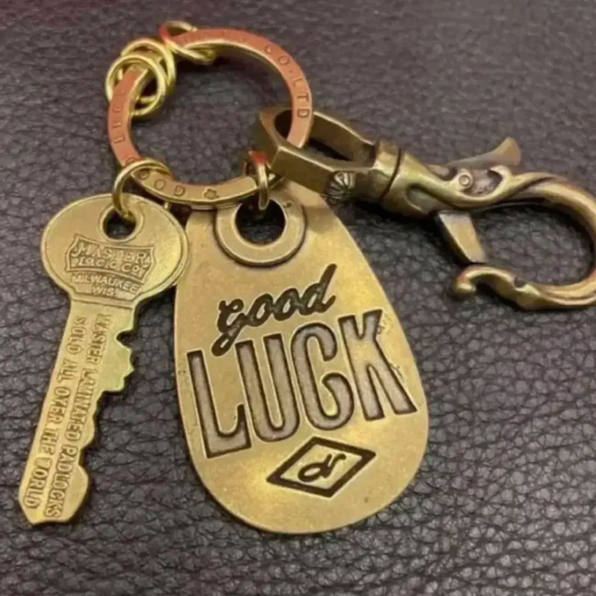 真鍮 キーホルダー 二重カン ヴィンテージ 復刻 GOOD LUCK E 高い素材