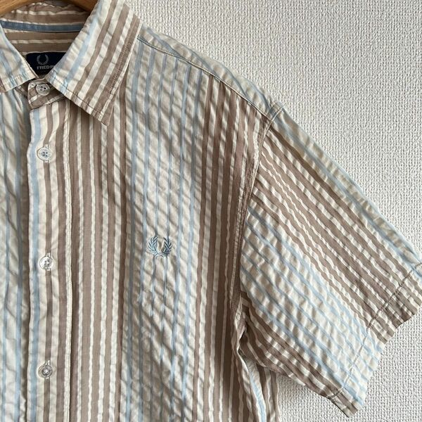 【FRED PERRYフレッドペリー 】ストライプ半袖シャツ 刺繍ロゴ Sサイズ ブルー×ブラウン