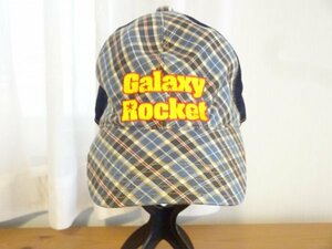 「Galaxy Rocket」キッズ帽子　チェック柄　トラッカーキャップ　サイズ５６cm〜５８cm　紺色ハット　キャップ　帽子