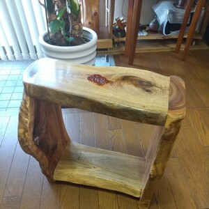 手作りで加工製作した楠の木でサイドテーブルや花台やテーブル にいかがですか。