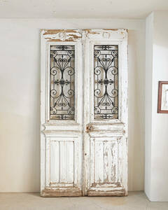 jf01707. страна * Франция античный * двери железный двойной дверь белый краска дверь металлический .. из дерева обе открытие дверь белый мебель магазин инвентарь фотосъемка Studio фон 