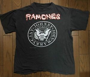 RAMONES　レアなロゴ　９０年代製　ヴィンテージTシャツ　袖、裾はシングルステッチです。（サイズ　メンズXL)