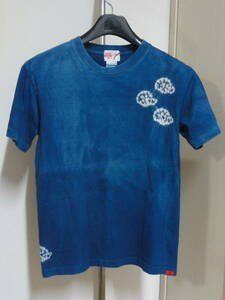 格安廃版レアモデル・GALLERY KEYSTONE・藍染系タイダイ斑染め風地(VEGITABLE DYE植物染料記載)・和柄風ポイント付きデザインTシャツ M位