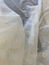 川島織物セルコン：トルコ刺繍：小花刺繍レースカーテン生地はぎれ：クラシカル：定価24,500円の品_画像2