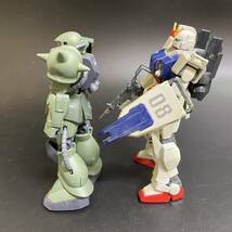 【塗装品】現状品 組立済み 1/144 第08MS小隊 RX-79ガンダム VS MS-06JザクⅡ HG ガンプラ 完成品 当時物 箱付き プラモ ガンダム_画像3