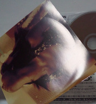 4 【ブックレット】CDの圧で付いた痕あり