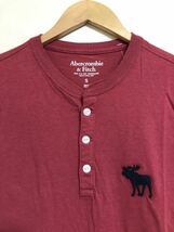 【新品】 Abercrombie & Fitch BIG ICON HENLEY NECK TEE アバクロンビー&フィッチ ビッグアイコン ヘンリーネック Tシャツ サイズS 半袖赤_画像3