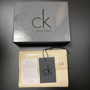 カルバン・クライン 二つ折り財布　Calvin Klein クリーム色