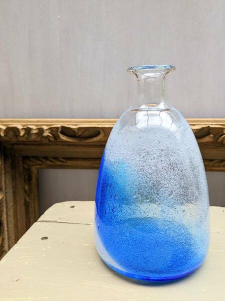 気泡　ガラス　花瓶　フラワーベース　ブルー　青　とっくり型　グラデーション　夏　気泡ガラス