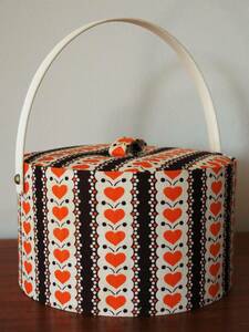 スイス製 アンティーク ヴィンテージ＆レトロ ソーイングボックス 裁縫箱、小物入れ (オレンジのハート、丸形)