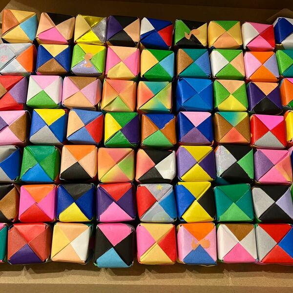 折り紙で作った四角い箱　サイコロ型　工作　素材　幼稚園　保育園　先生　飾り　ハンドメイド