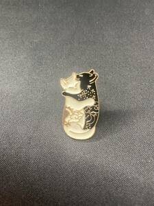 【未使用品】ゴシック ねこ 白猫 黒猫 バッジ 1点 メンズ レディース アクセサリー ピンバッジ おしゃれ グッズ ピンズ 送料無料 匿名配送