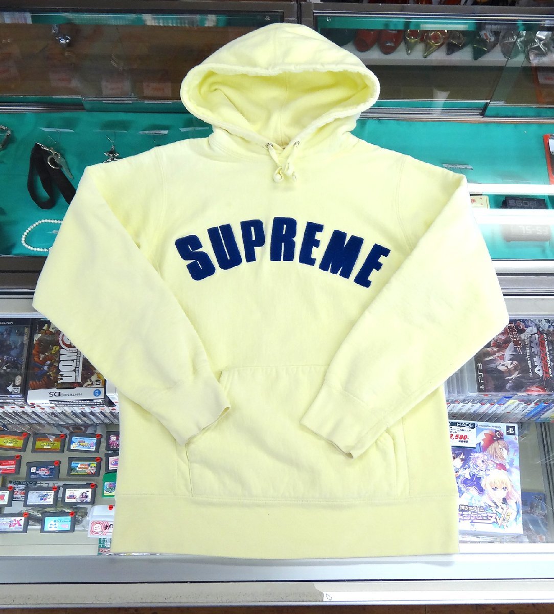 Yahoo!オークション -「supreme アーチロゴパーカー」の落札相場・落札価格