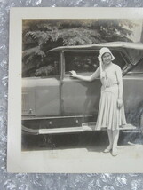 古い写真/8/女性 洋服 帽子 車 自動車 ヴィンテージカー/サイズ＝約16.5×12㎝_画像4
