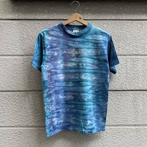 90s USA製 タイダイ プリントTシャツ 水色 紫 半袖Tシャツ BUGLE BOY ACTIVE ロゴプリント アメリカ製 古着 vintage ヴィンテージ Mサイズ