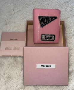 【箱なし】ミュウミュウ　miu miu パッチ二つ折財布　ピンク